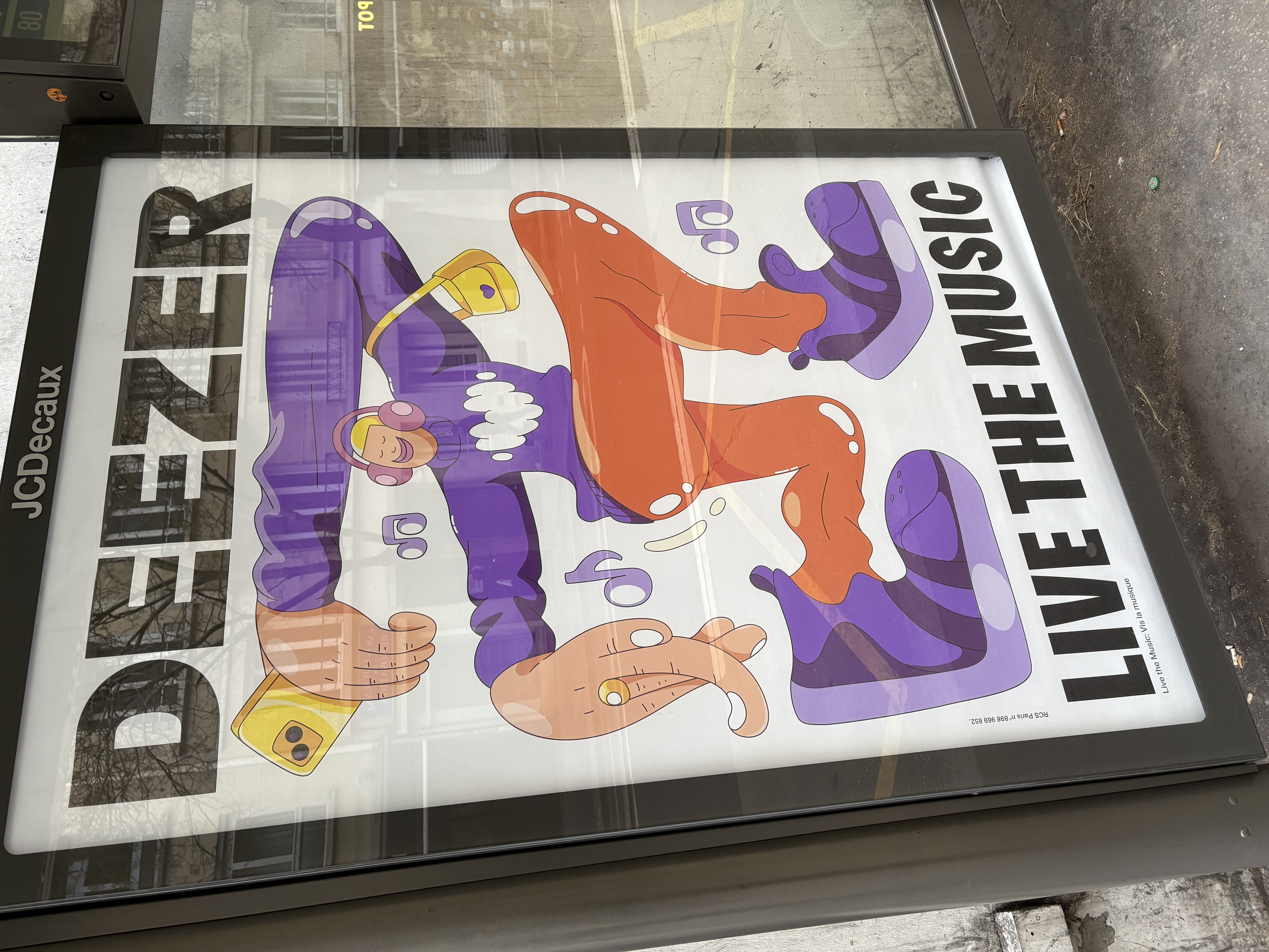 Anglomanie dans la publicité : le Jury de déontologie publicitaire a jugé que l'affiche "Live the music" de la société DEEZER n'était pas conforme aux règles déontologiques.